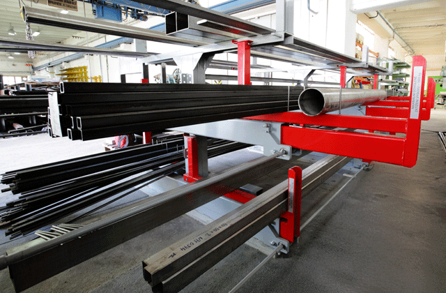 Kampi- tai sähkökäyttöinen pitkän tavaran varastointi